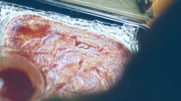 Намазал Пиццу Томатной Пастой — стоковое видео