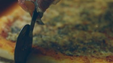 Pizza bıçağıyla New York pizzasını kes.
