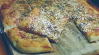 Evde New York usulü pizza yapmak.