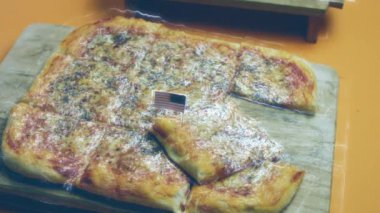Evde New York usulü pizza yapmak.