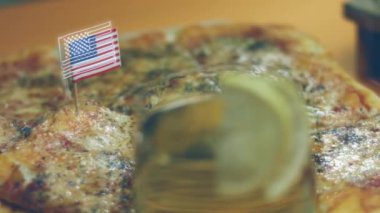 Evde New York usulü pizza yapmak.