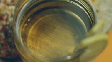 Evde New York usulü pizza yapmak.