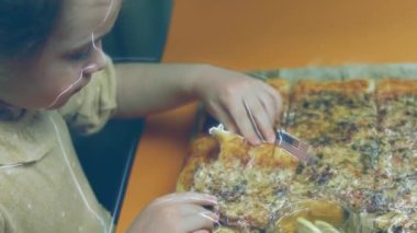 Neşeli küçük kız New York pizzasının tadını aldı.