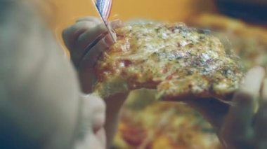 Neşeli küçük kız New York pizzasının tadını aldı.