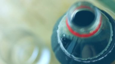 Temiz bir bardağa kola dök..
