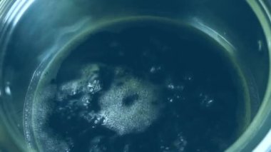 Kokain şurubu ve esmer şeker pişiriyorum. Tüm malzemeleri kaynatın.