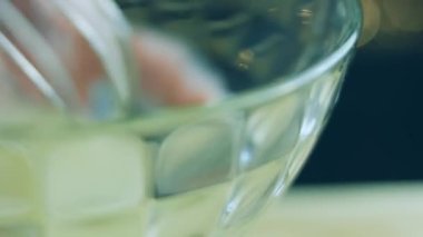 Yumurta beyazlarını çırp. Ev yapımı zencefilli kurabiye için krema hazırlıyorum..