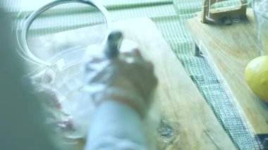 Paslanmaz çelik elek aracılığıyla pudra şekeri veriyorum. Ev yapımı zencefilli kurabiye için krema hazırlıyorum..