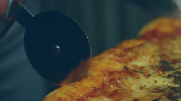 Cortar Pizza Nueva York Con Cuchillo Pizza — Vídeos de Stock