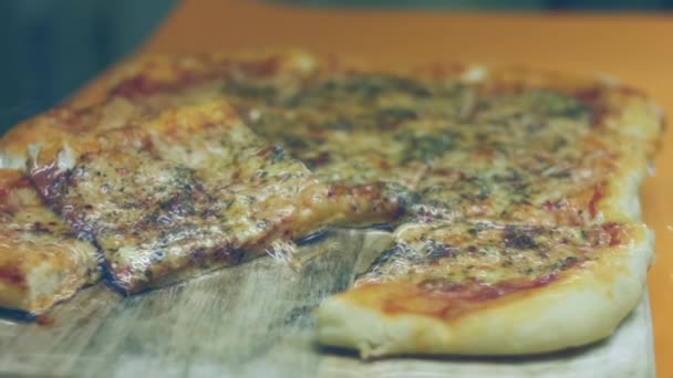 自宅でニューヨークスタイルのピザを作る — ストック動画