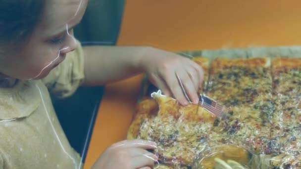 Veselý Holčička Chutná New York Pizza — Stock video