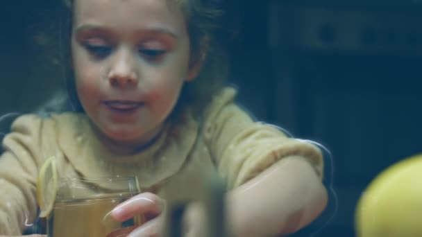 Χαρούμενο Κοριτσάκι Έχει Γεύση Πίτσας Νέας Υόρκης — Αρχείο Βίντεο