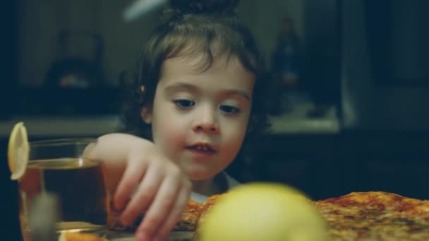 Neşeli Küçük Kız New York Pizzasının Tadını Aldı — Stok video