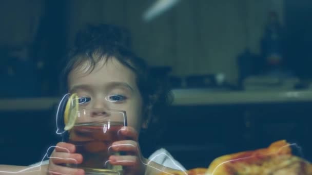 Весела Маленька Дівчинка Смак Нью Йорку — стокове відео