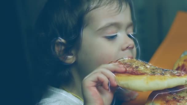 快乐的小女孩尝纽约披萨 — 图库视频影像