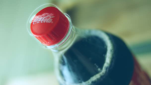 Apro Una Bottiglia Coca Cola — Video Stock