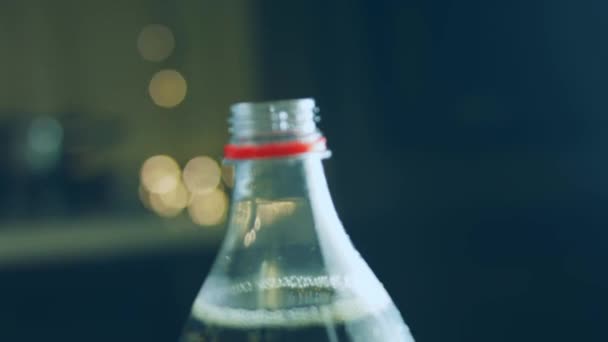 Abro Uma Garrafa Coca Cola — Vídeo de Stock