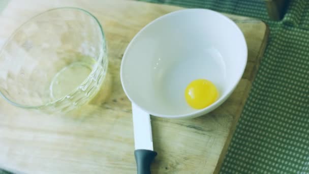 Wyjmuję Białko Jajeczne Przygotowuję Śmietanę Dla Domowej Roboty Gingerbread Cookie — Wideo stockowe