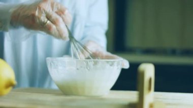 Krem için malzemeleri karıştır. Ev yapımı zencefilli kurabiye için krema hazırlıyorum..
