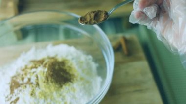 Topraklanmış tarçın ekle. En iyi ev yapımı zencefilli kurabiye..