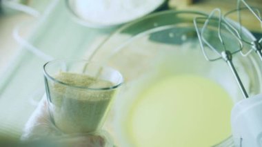 Bir fincan esmer şeker ekliyorum. Kaşıkla hamur için gerekli malzemeler. En iyi ev yapımı zencefilli kurabiye..