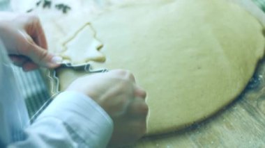Hamurdan köknar ağacı, çan, kalp ve yıldız yaparım. En iyi ev yapımı zencefilli kurabiye..
