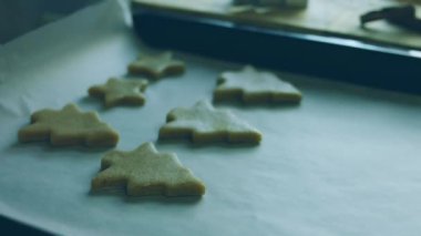 Hamurdan köknar ağacı, çan, kalp ve yıldız yaparım. En iyi ev yapımı zencefilli kurabiye..