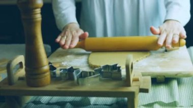 Hamurdan köknar ağacı, çan, kalp ve yıldız yaparım. En iyi ev yapımı zencefilli kurabiye..