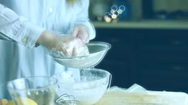 ステンレス製のふるいで粉砂糖を与えます 自家製ジンジャーブレッドクッキー用のクリームを準備します — ストック動画