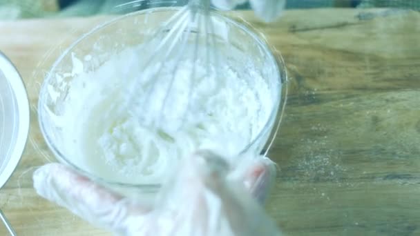 把奶油的配料混合起来 我为自制姜饼饼干准备奶油 — 图库视频影像