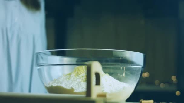 Ingwer Hinzufügen Die Besten Hausgemachten Lebkuchen — Stockvideo
