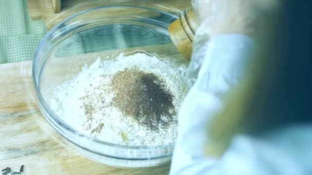加肉豆蔻 最好的自制姜饼饼干 — 图库视频影像