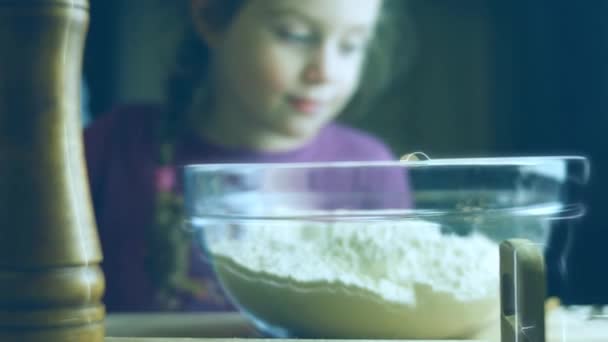 Petite Fille Sent Les Ingrédients Ingrédients Pour Pâte Avec Une — Video