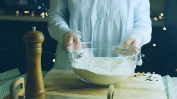 Añadir Mantequilla Derretida Ingredientes Para Masa Con Una Cuchara Mejor — Vídeo de stock