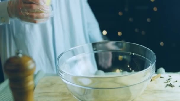 Die Geschmolzene Butter Hinzufügen Zutaten Für Den Teig Mit Einem — Stockvideo