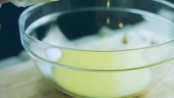 Añadir Mantequilla Derretida Ingredientes Para Masa Con Una Cuchara Mejor — Vídeo de stock