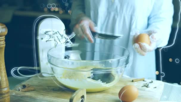 我打破一个鸡蛋 并添加到配料中 用勺子做面团的配料 最好的自制姜饼饼干 — 图库视频影像