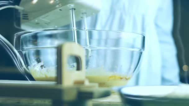 ミキサーを使います スプーンで生地のための成分 最高の自家製ジンジャーブレッドクッキー — ストック動画