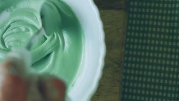 Kraliyet Kremasına Kırmızı Yeşil Gıda Renkleri Ekliyorum Iyi Yapımı Zencefilli — Stok video