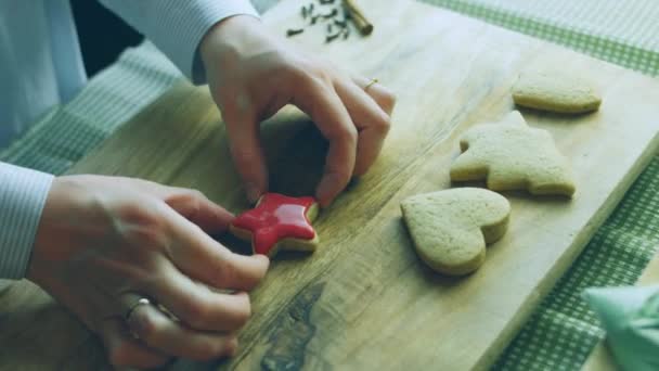 Versier Peperkoeken Met Koninklijk Glazuur Best Zelfgemaakte Gingerbread Cookie Ster — Stockvideo
