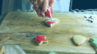 Zencefilli kurabiyeleri kraliyet kremasıyla süslüyorum. En iyi ev yapımı zencefilli kurabiye. Noel Baba.