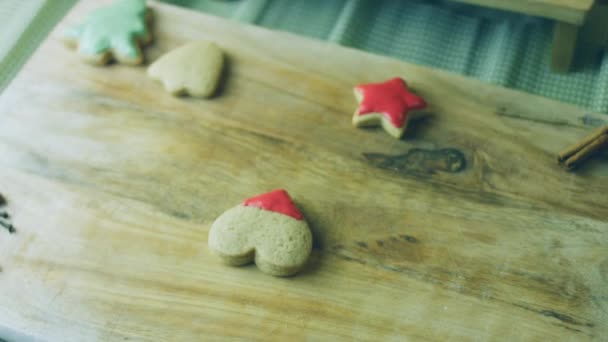 Versier Peperkoeken Met Koninklijk Glazuur Het Best Zelfgemaakte Gingerbread Cookie — Stockvideo