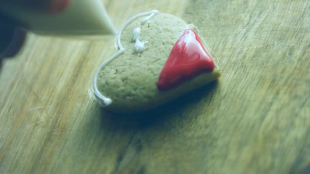 我用皇家糖霜装饰姜饼 最好的自制姜饼饼干 圣诞老人 — 图库视频影像