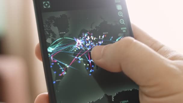 智能手机上的网络攻击地图导航 显示各种技术信息 他一个人住在系统控制中心 在黑魔法电影摄像机上拍摄 — 图库视频影像