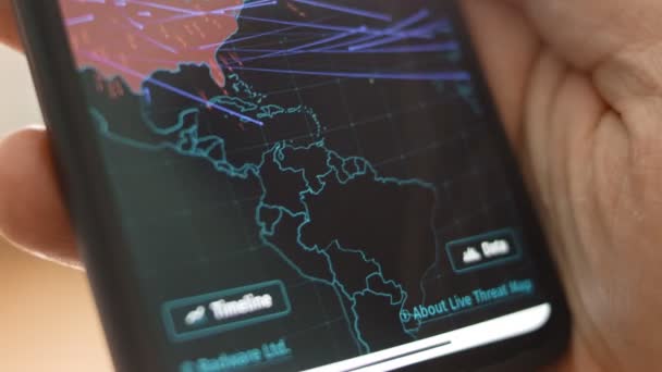 Cyberattaque Carte Navigation Sur Smartphone Affiche Afficher Diverses Informations Techniques — Video