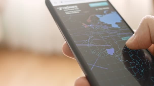 Навигация Карте Кибератак Смартфоне Показывает Различную Техническую Информацию Один Центре — стоковое видео
