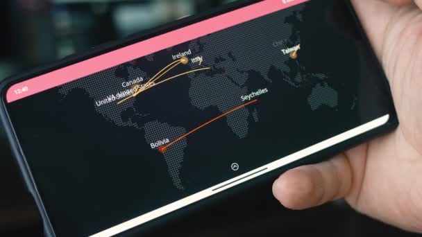 Cyberaanval Kaart Navigatie Smartphone Toont Verschillende Technische Informatie Hij Alleen — Stockvideo