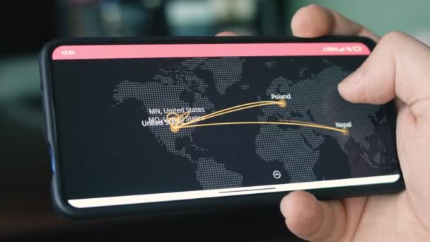 Nawigacja Mapie Cyberataków Smartfonie Wyświetla Różne Informacje Techniczne Jest Sam — Wideo stockowe