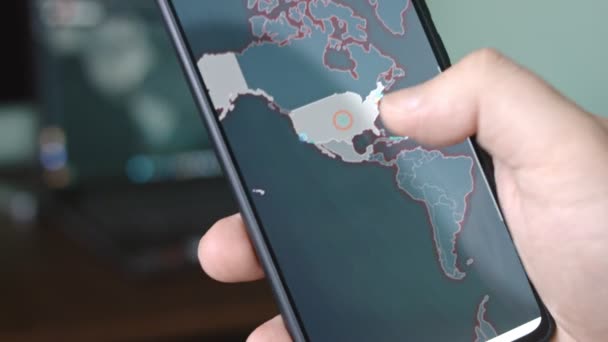 Navegación Del Mapa Ataque Cibernético Smartphone Muestra Varias Informaciones Técnicas — Vídeos de Stock