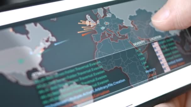 Kybernetická Navigace Mapě Útoku Smartphonu Zobrazí Různé Technické Informace Sám — Stock video